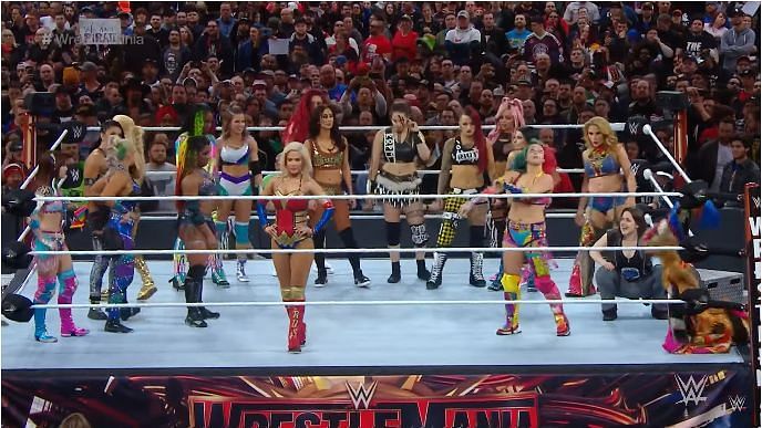 Lana's attire referenced DC Comics character Wonder Woman, played currently by Gal Gadot in the DCEU .